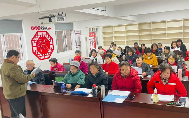 图为官塘社区开展“老有所学”民生实事活动。