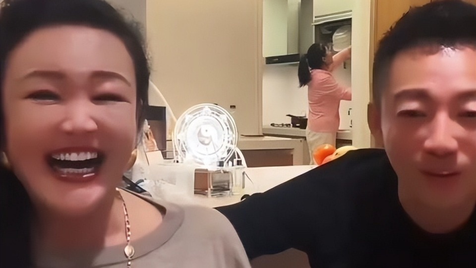 汪小菲见到儿女，小杨阿姨做一桌团圆饭，张兰眼含泪光十分感动封面图