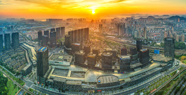 朝霞映照铜官新城。周久生 摄