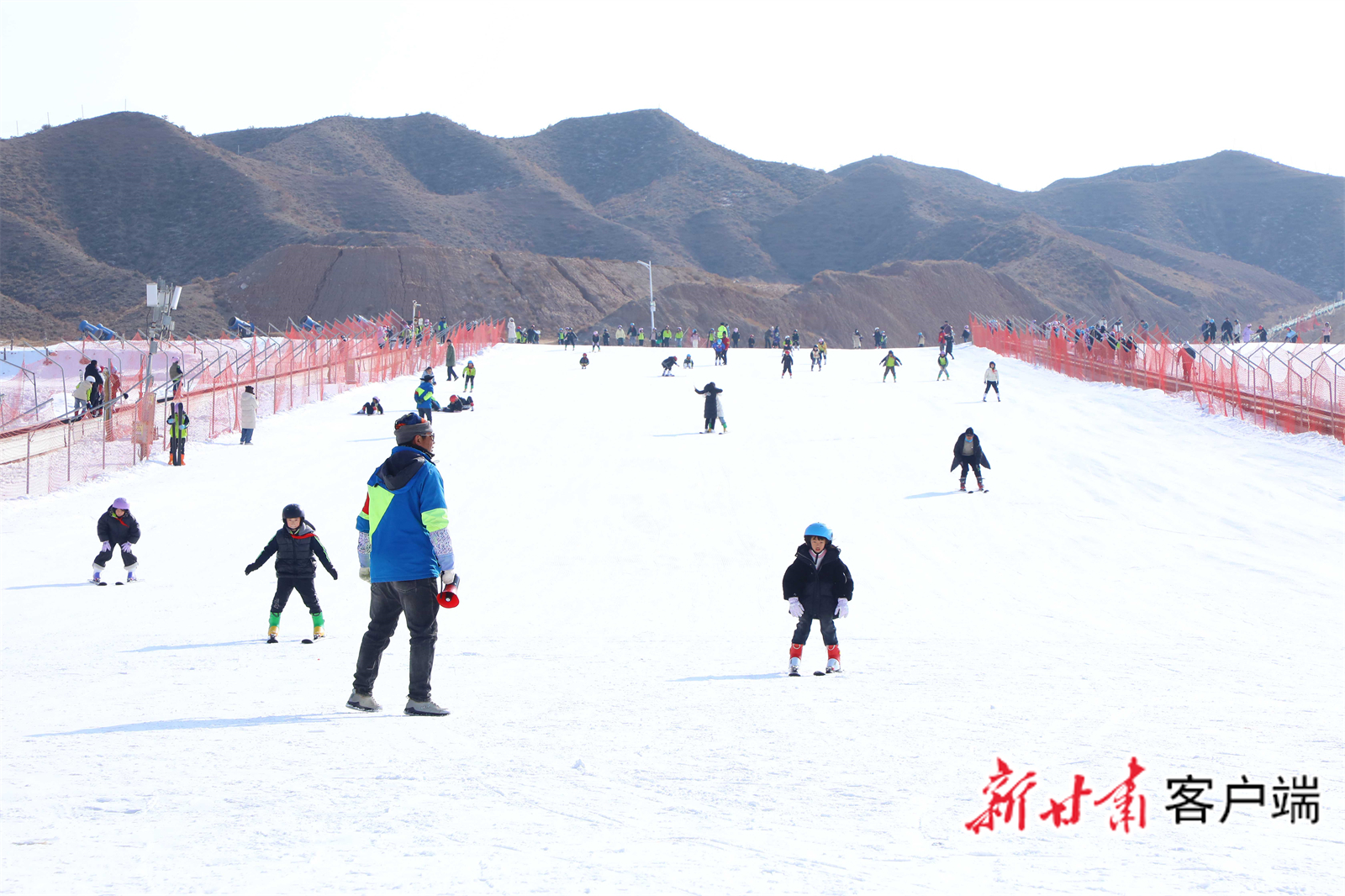 来华达滑雪场体验滑雪的市民游客众多　白银市委宣传部供图