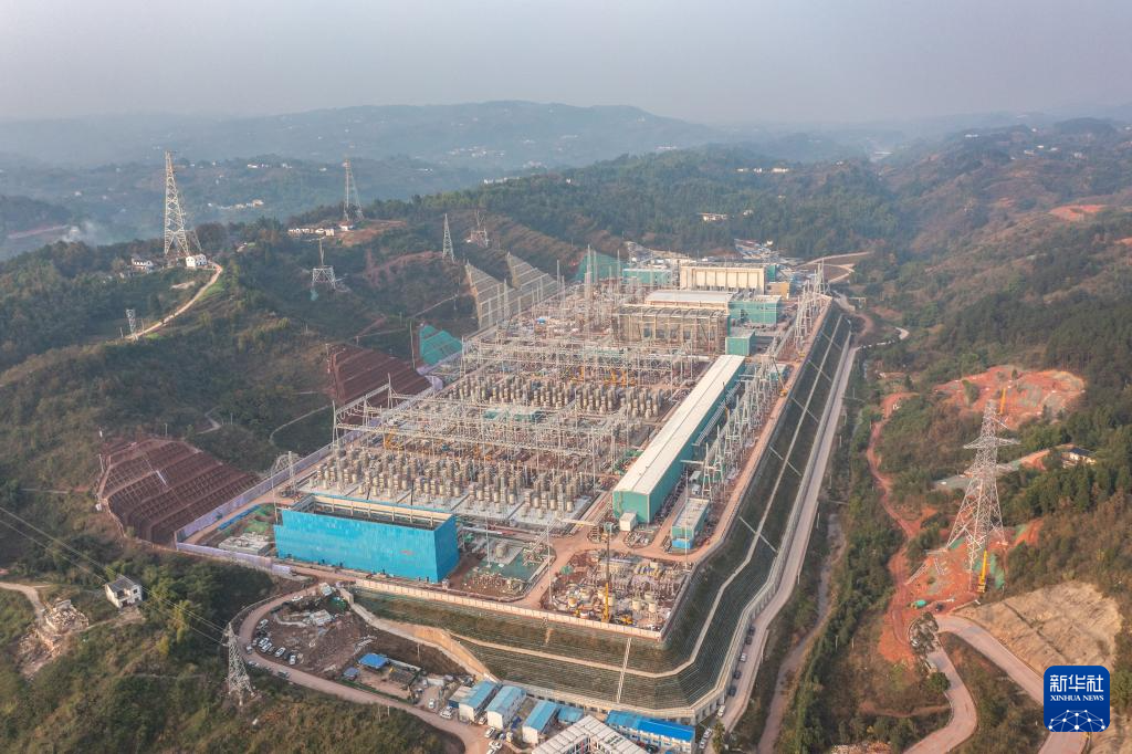 这是12月19日拍摄的“疆电入渝”特高压渝北&plusmn;800千伏换流站工程施工现场（无人机照片）。新华社记者 黄伟 摄
