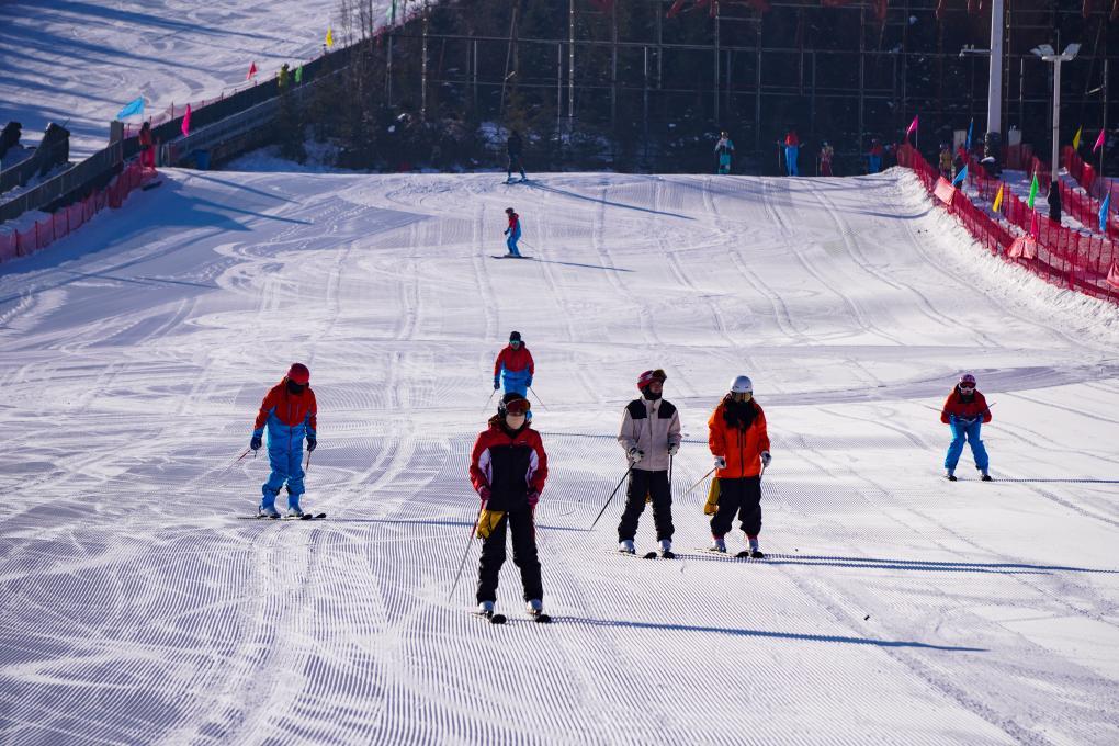 12月19日,游客在松鸣岩国际滑雪场体验冰雪运动。新华社记者 王俊杰 摄