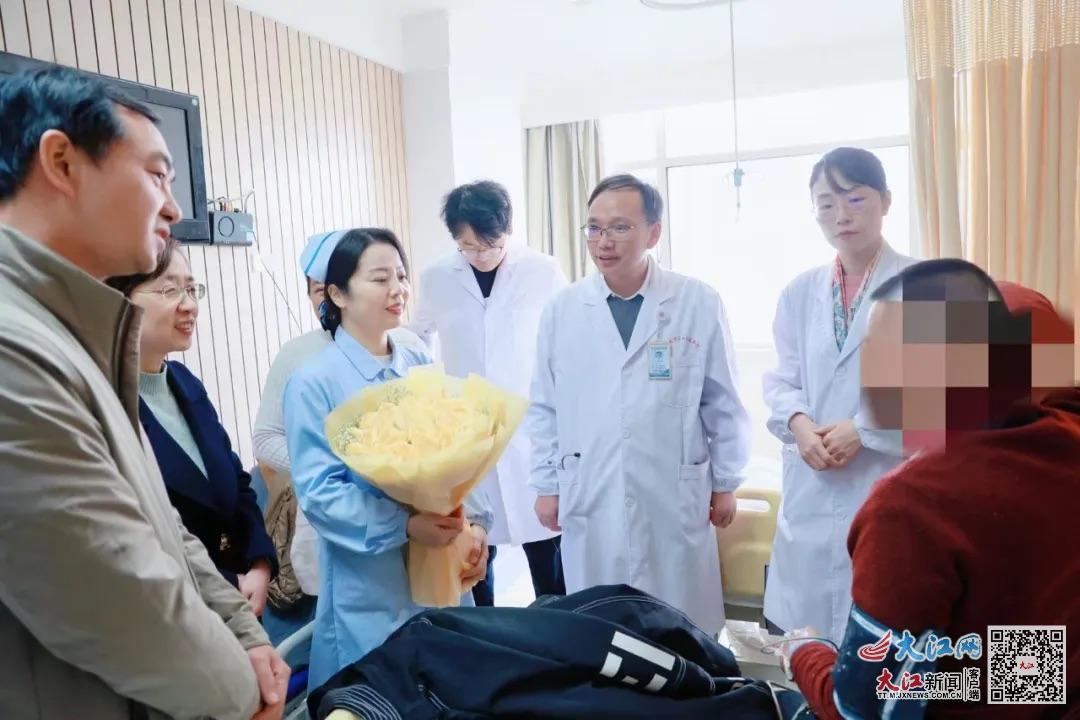 柯某顺利完成手术后,工作人员前来慰问