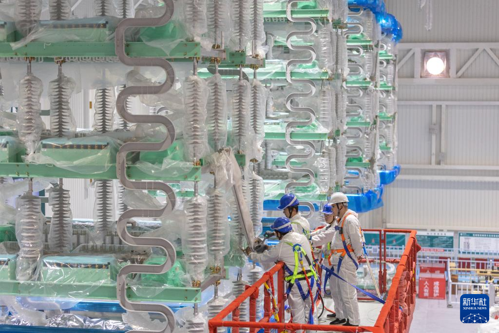 12月19日，在“疆电入渝”特高压渝北&plusmn;800千伏换流站工程施工现场，安徽送变电工程有限公司的技术人员在进行国产换流阀的安装作业。新华社记者 黄伟 摄