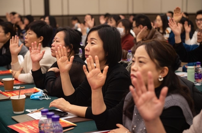 会议通过举手表决方式，按顺序依次选举产生了河北省肝病学会临床营养分会常务委员、副主任委员、主任委员并颁发了聘任证书。