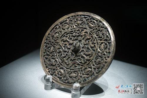 出土于海昏侯墓内棺的青铜镜。