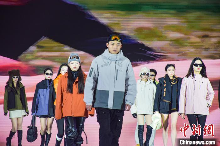 图为模特正在T台走秀。巫发阳 摄