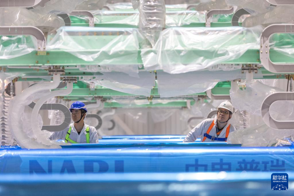 12月19日，在“疆电入渝”特高压渝北&plusmn;800千伏换流站工程施工现场，安徽送变电工程有限公司的技术人员在检查国产换流阀的安装质量。新华社记者 黄伟 摄