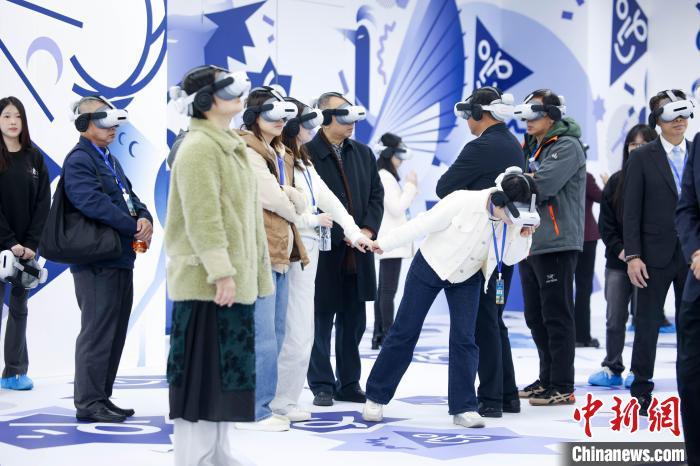 观众带上设备参与体验展　展览主办方供图