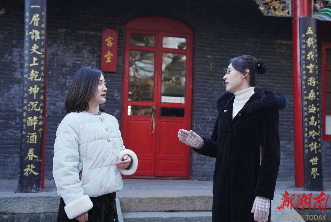 李佳（右）为湖南日报社全媒体记者解联。