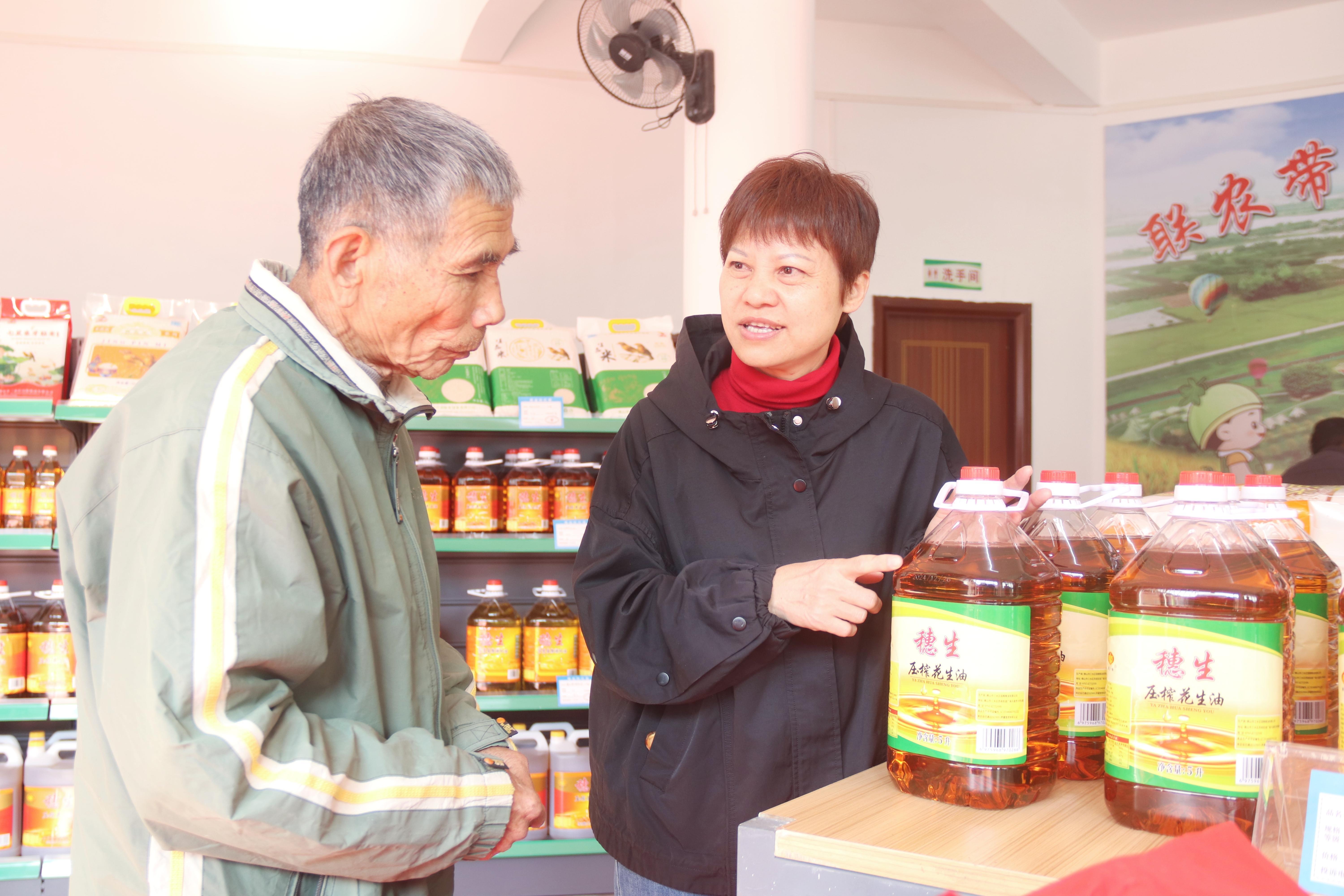 图：村民群众在店内挑选心仪的农产品