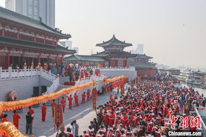 2025年1月1日，江西南昌，近千名海内外游客身穿汉服在滕王阁北扩区域诵读《滕王阁序》，再现“胜友如云、高朋满座”盛况。中新社记者 刘力鑫 摄