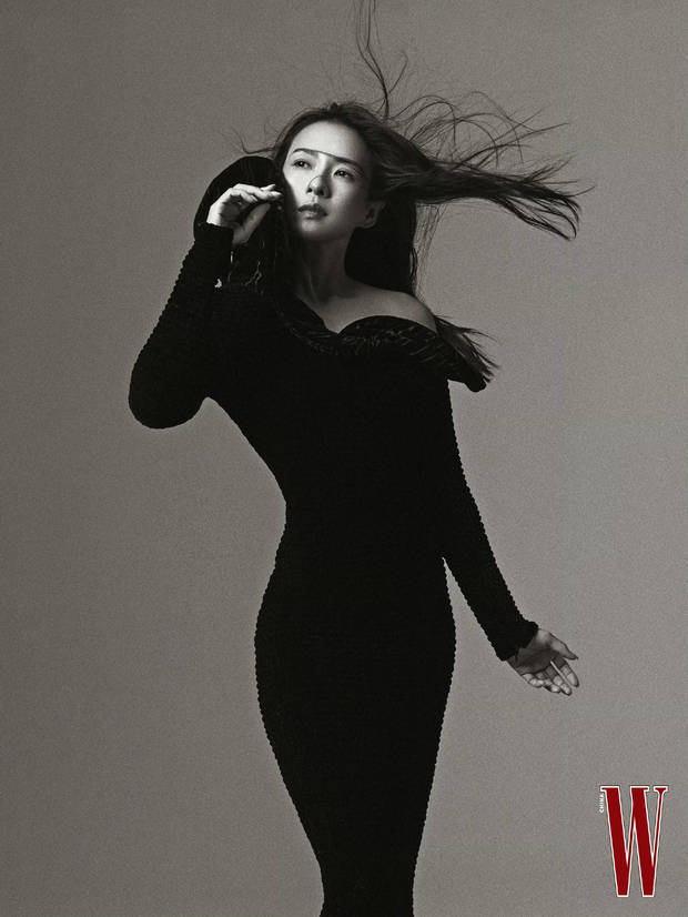 章子怡穿黑色鱼尾裙。