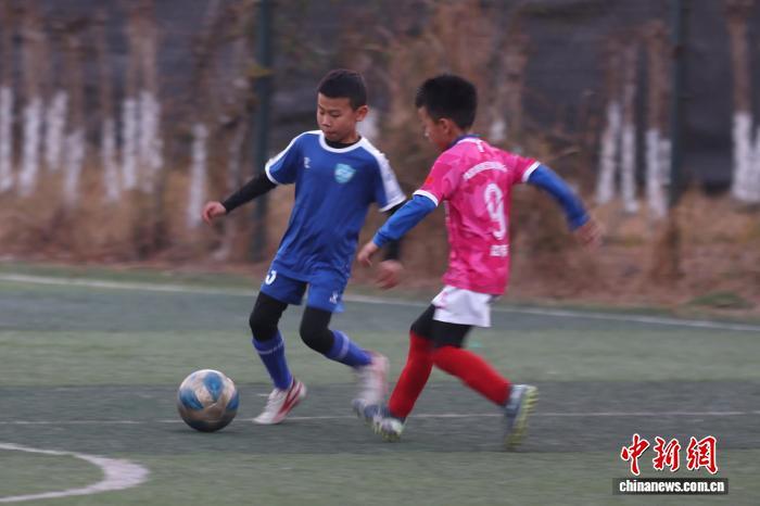 南昌：青少年冬季足球热 全民健身助力成长（图）