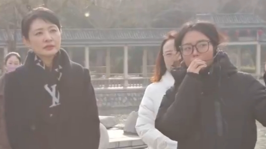 顶着“鸡窝头”陪同周涛走红的讲解员：认真营业无人问，一朝鸡窝天下知
