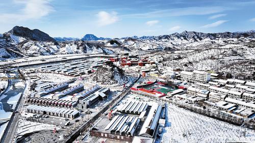 12月13日航拍的雪后孤山子村。 朱建军摄