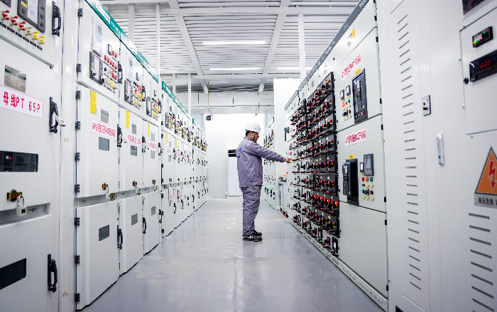 全球首艘万吨级近海新能源散货船滨州启航