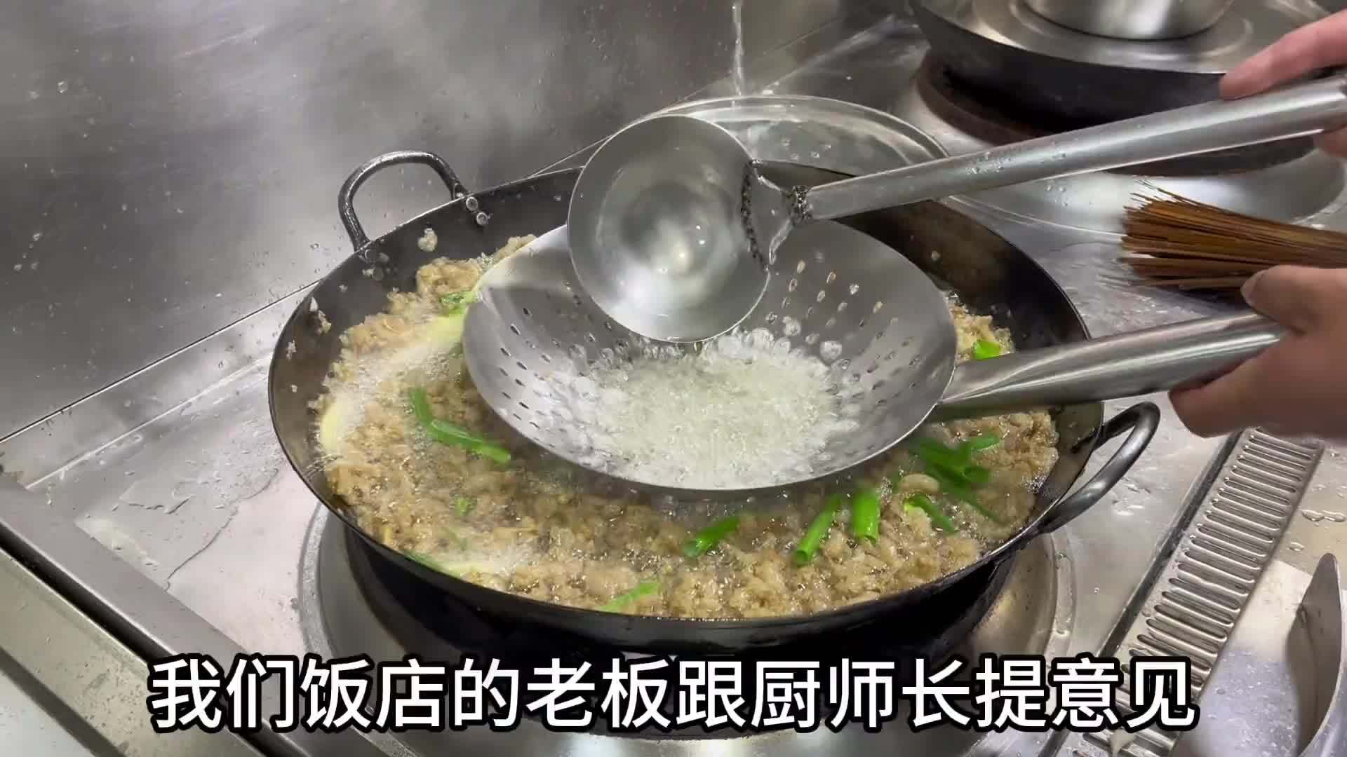 老板怀疑员工偷油，就问厨师长买12斤猪板油只熬出来九斤半，太少