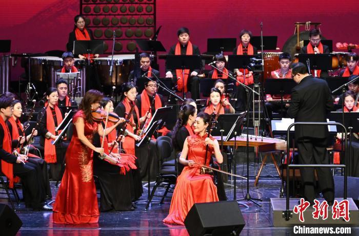 图为现场演奏二胡与小提琴协奏曲《梁祝》。中新社记者 翟羽佳 摄