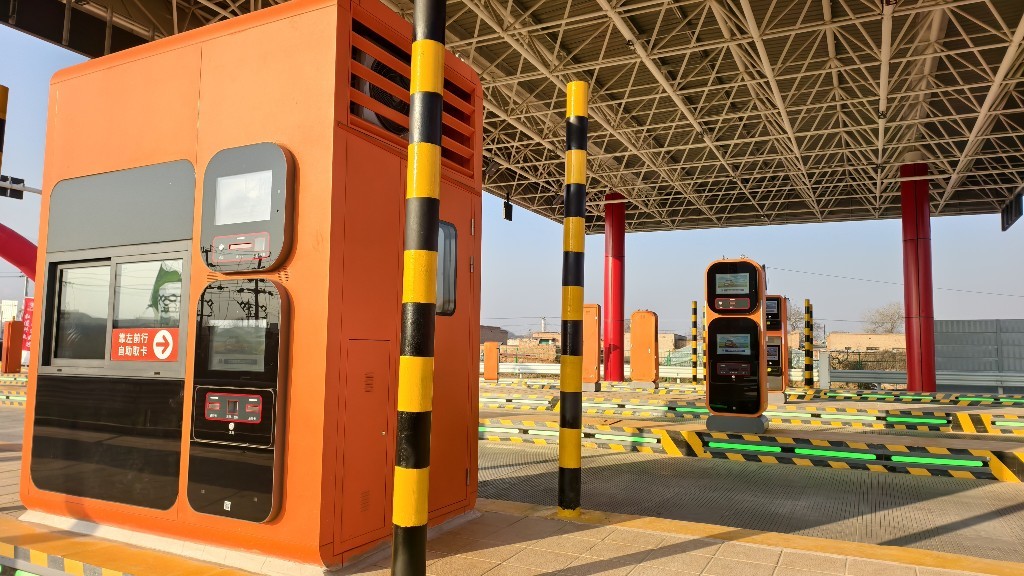 新修建的张家寺收费站