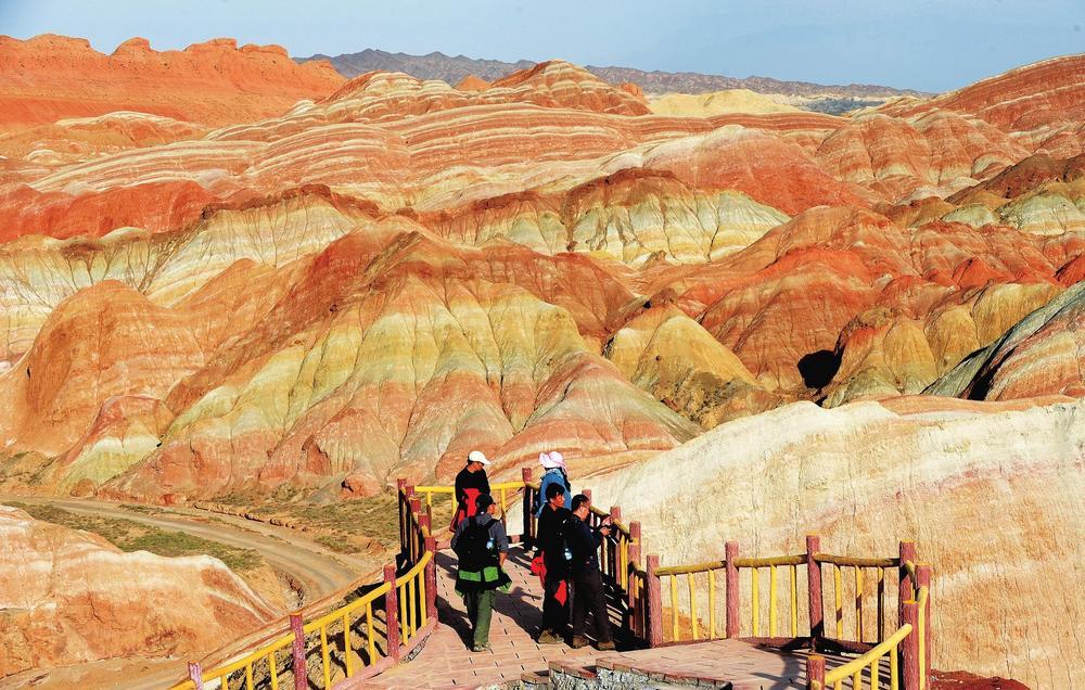 游客在张掖丹霞国家地质公园感受大自然的鬼斧神工　新甘肃&middot;甘肃经济日报记者　瞿娟　摄