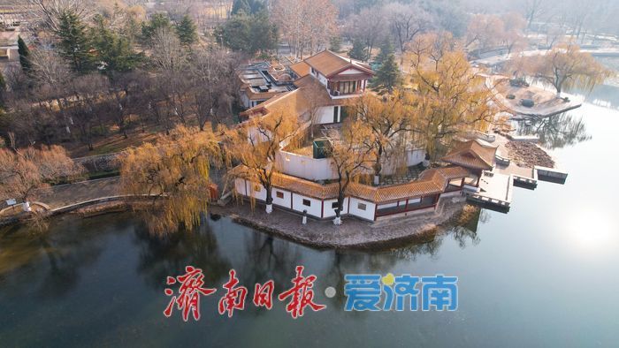 冬日红石映暖阳