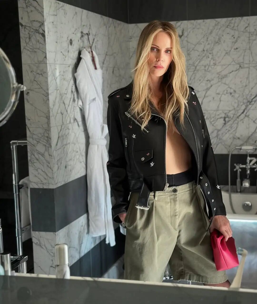 知名女星查理兹·塞隆因近照太年轻引发争议