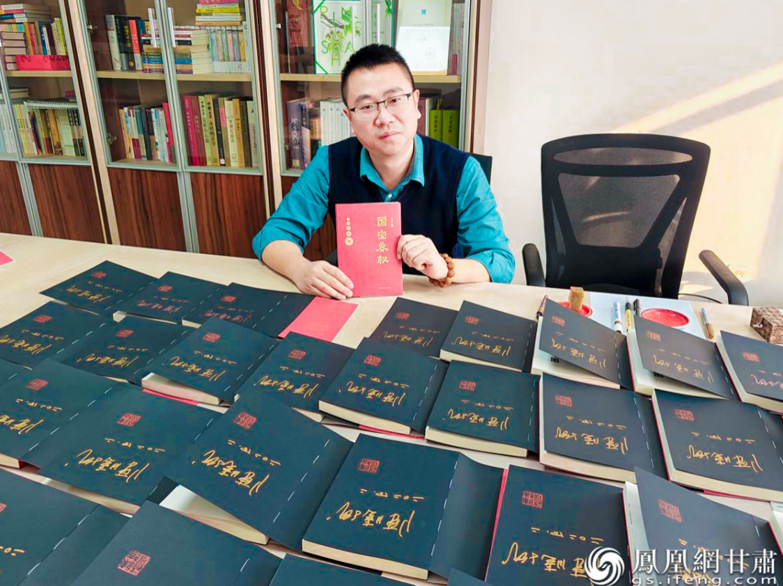 陈晓斌签售《国宝莽权》书籍