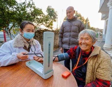  
江西：“一键呼叫”守护老人安康（图）