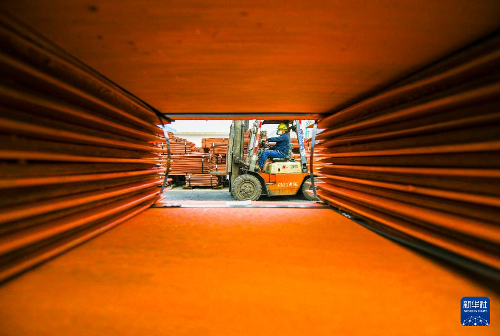 1月2日，在位于湖南省常宁市的五矿铜业（湖南）有限公司，工人驾驶叉车转运阴极铜。新华社发（周秀鱼春 摄）