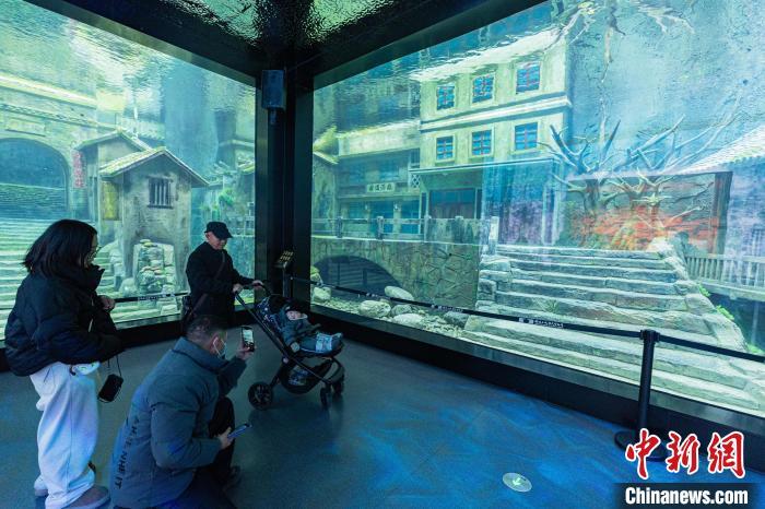 图为游客在湖北三峡移民博物馆水下展厅参观。彭强 摄