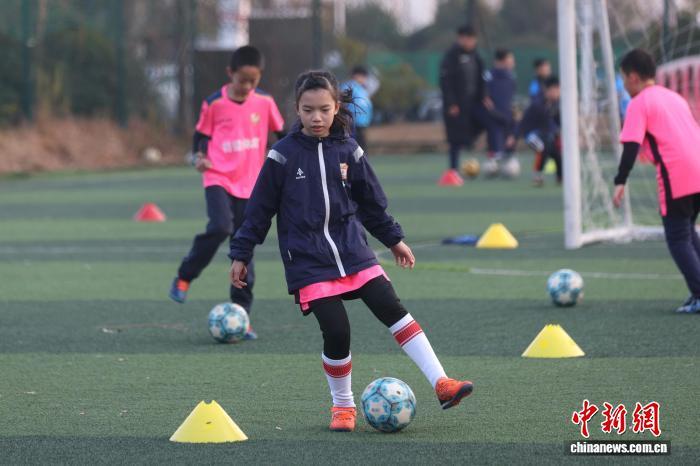 图为一名女孩正在练习带球。中新社记者 刘占昆 摄