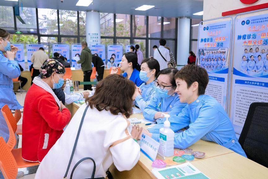 暖心！元旦当天赫捷院士领衔40余位专家为市民义诊