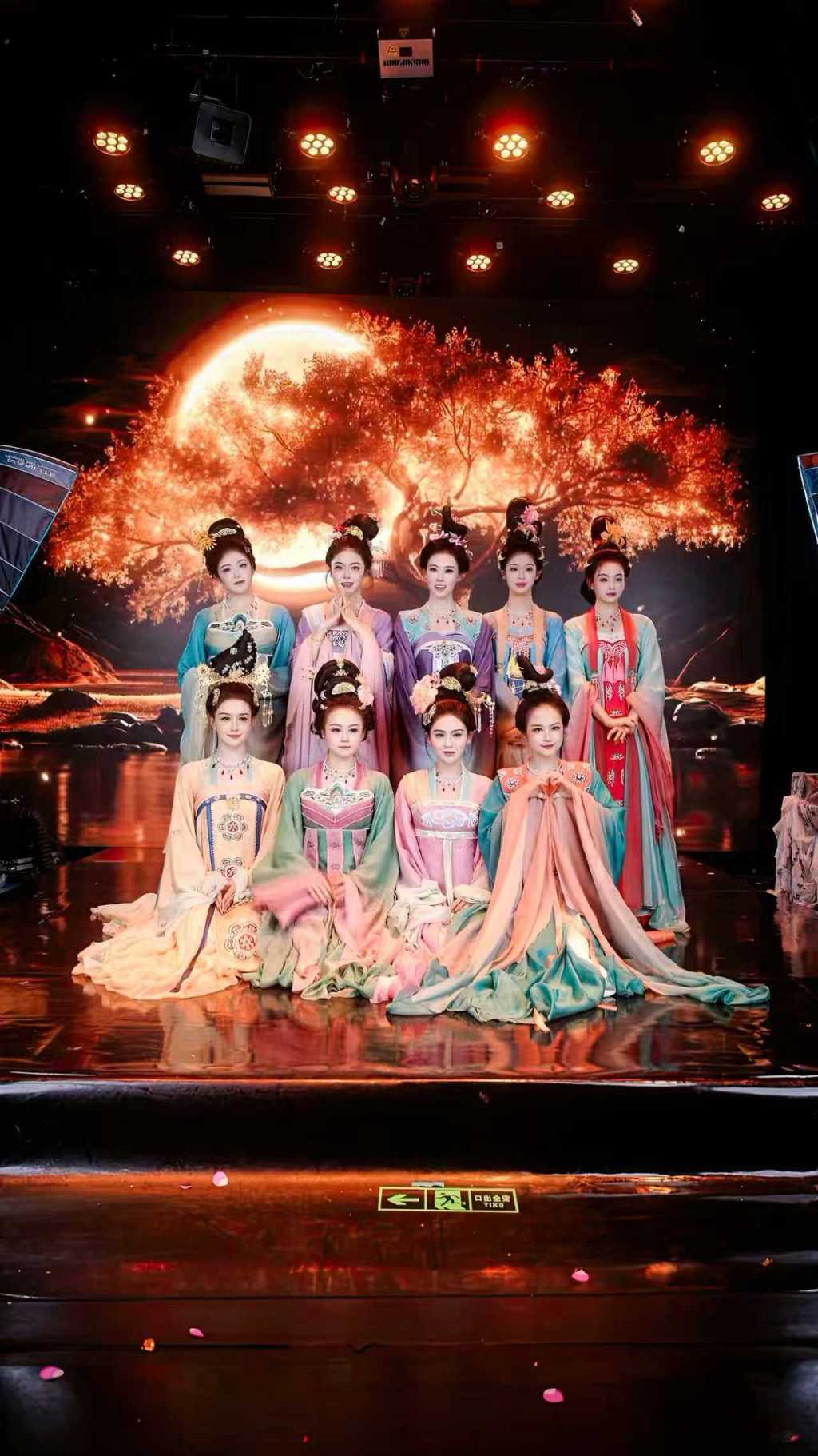 2025年12月25日，陕歌演员们在直播间团播。受访者提供