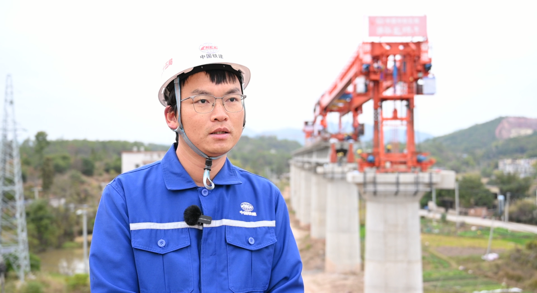 瑞梅铁路白狮丘特大桥架梁作业现场一片火热