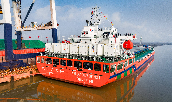 全球首艘万吨级近海新能源散货船滨州启航