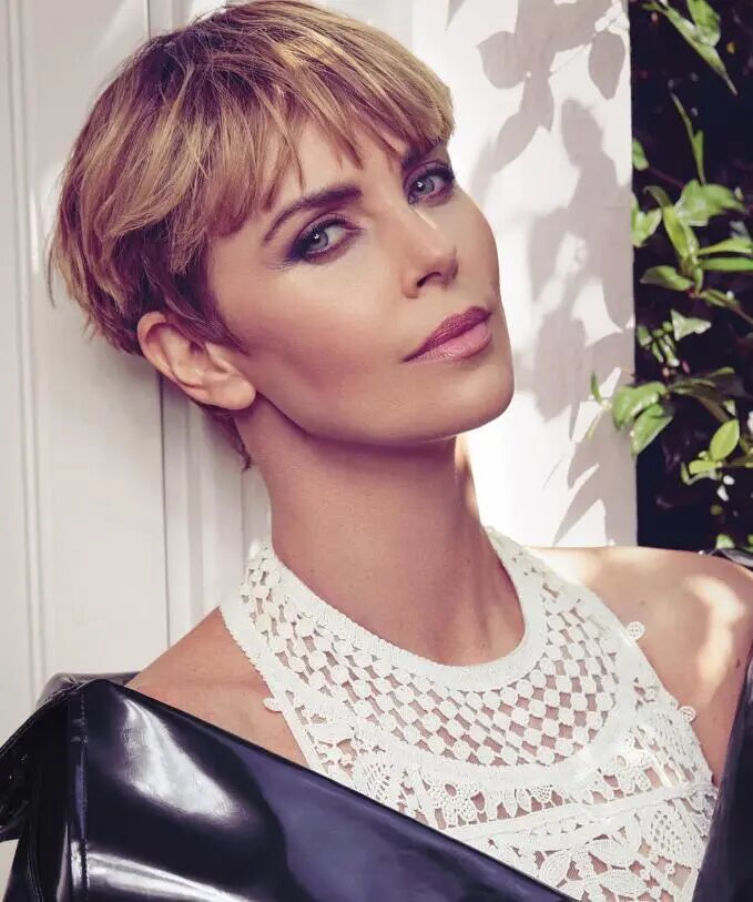 知名女星查理兹·塞隆因近照太年轻引发争议