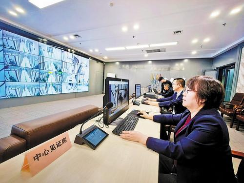 12月25日，工作人员在唐山市公共资源交易中心数智见证工作室处理系统推送的预警信息。 本报记者王育民摄