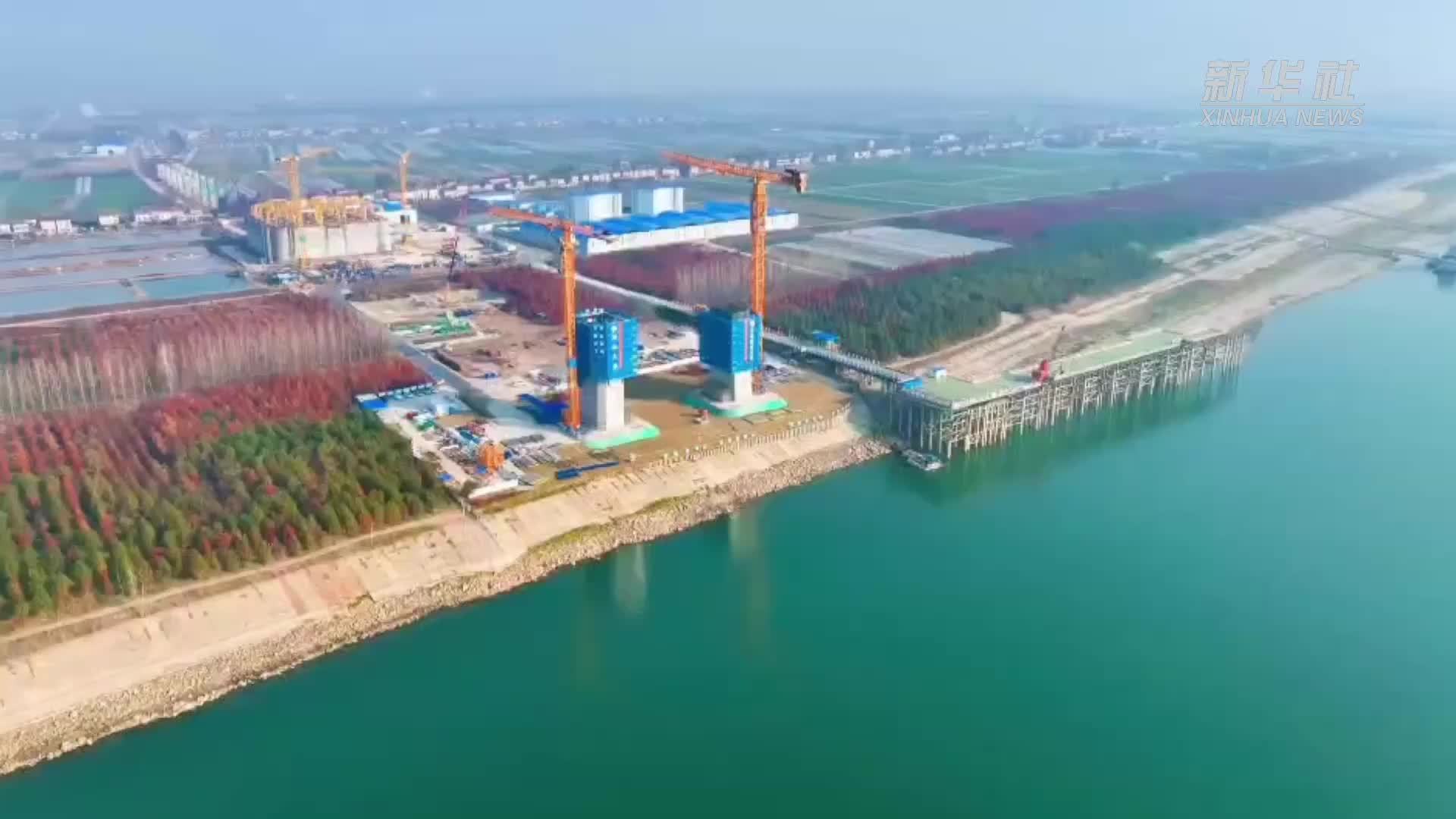 国内新一代智能“造塔机”焕新助力长江大桥建设