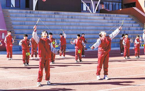 11月28日,孤山子村的孩子们练习抖空竹。 朱建军摄