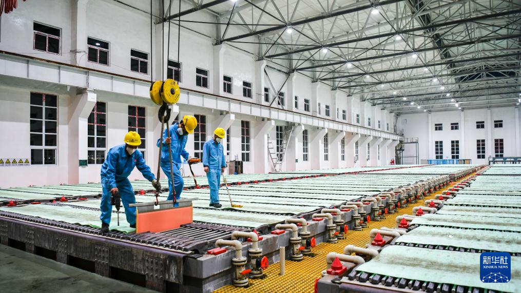 1月2日，在位于湖南省常宁市的五矿铜业（湖南）有限公司电解厂生产车间，工人在施工作业。新华社发（周秀鱼春 摄）