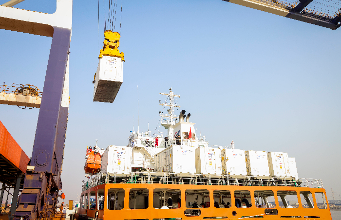 全球首艘万吨级近海新能源散货船滨州启航