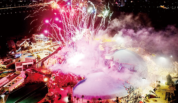 ▲ 跨年烟花秀绚丽多彩。