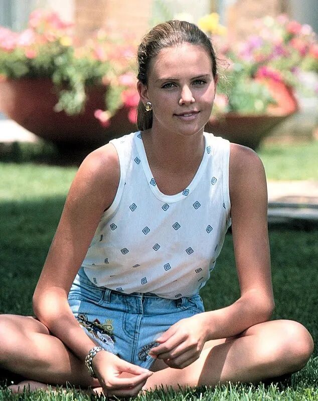 知名女星查理兹·塞隆因近照太年轻引发争议