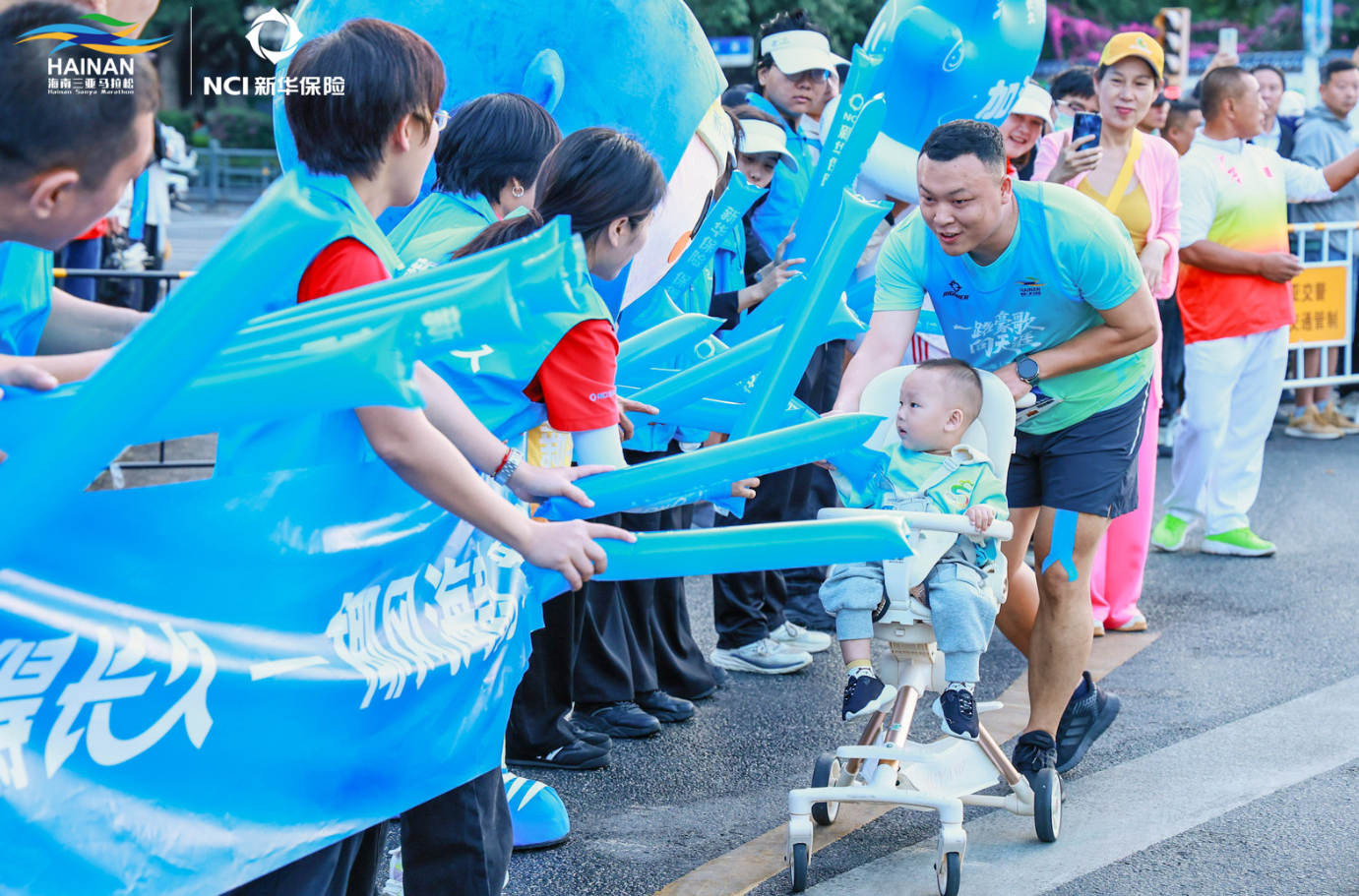 新华保险倾力护航2025三亚马拉松 百亿保障守护2.2万名跑者与赛事人员