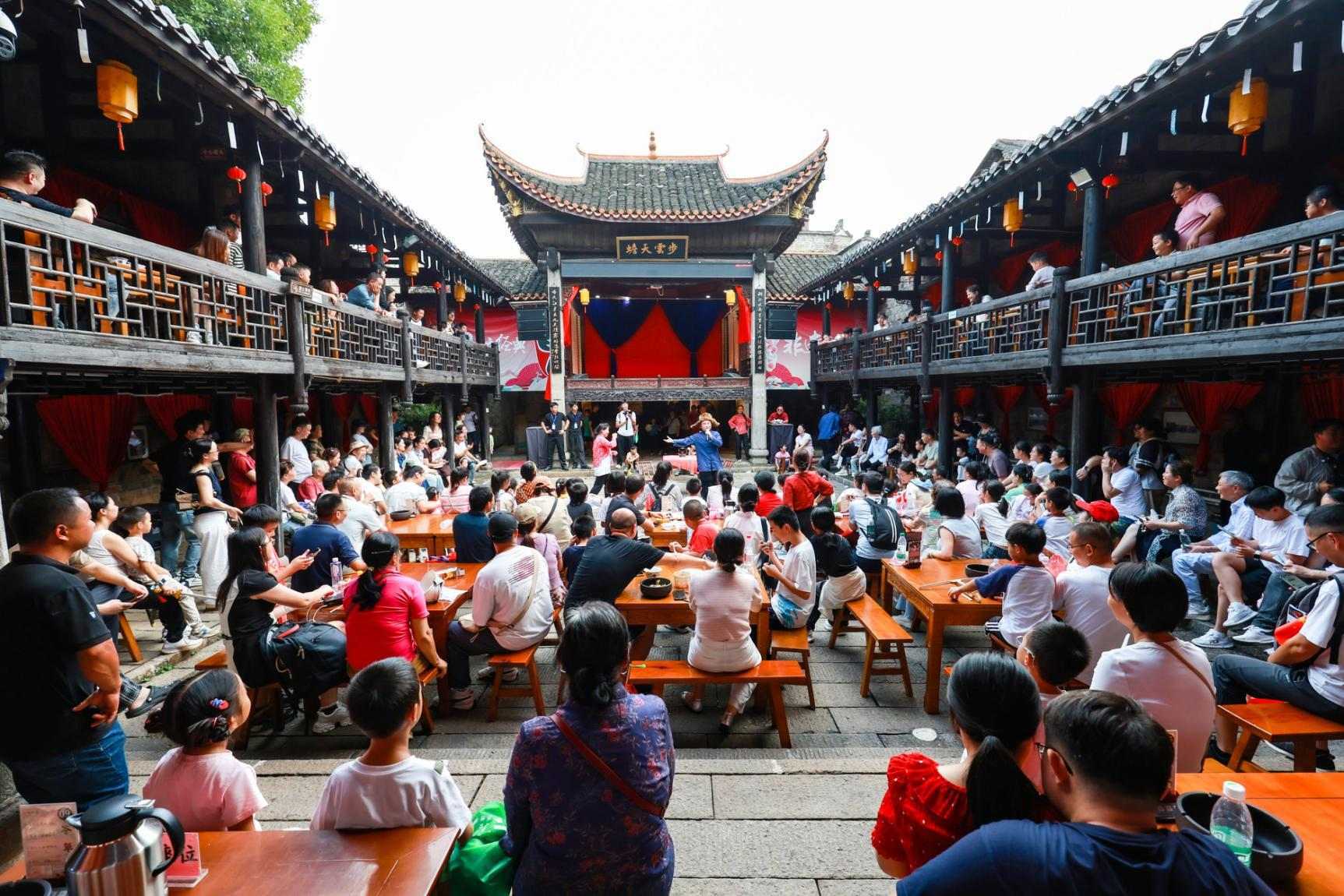 元旦遛娃潮玩靖港，马上有福开启2026欢乐序章