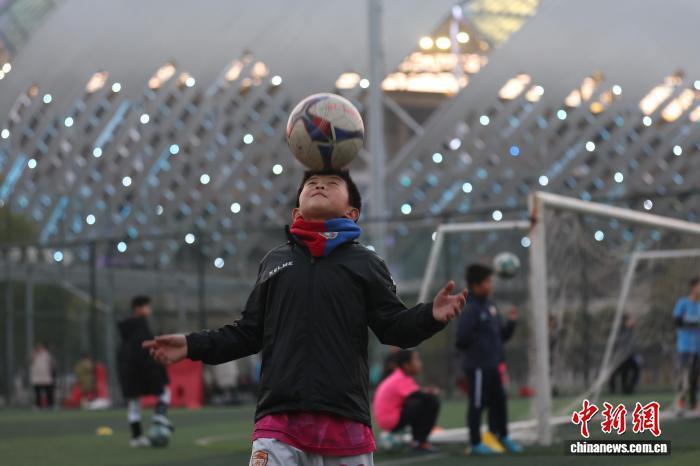 图为一名10岁男孩正在练习用头部颠球。中新社记者 刘占昆 摄