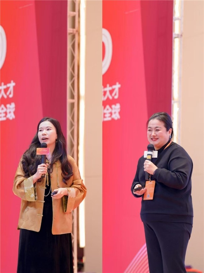 大才之道福建地区代表玲玲（左一）与广州地区代表王琳（右一）分享现场