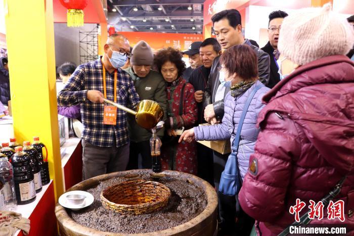 图为正在选购年货的市民。中新社记者 熊锦阳 摄