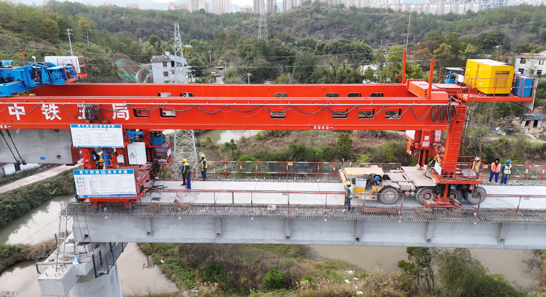 瑞梅铁路白狮丘特大桥架梁作业现场一片火热